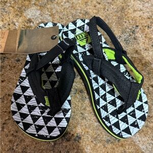 New reef boys flip flops size 7/8